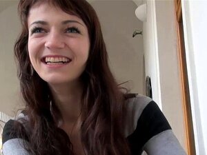 Magra brunetta amatoriale ceca mostra le sue piccole tette e si fa