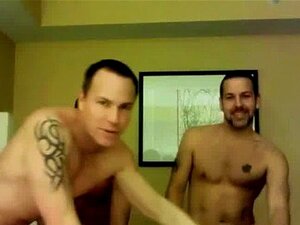 Fusti affamati di cazzo si godono una festa di succhiamento di gruppo