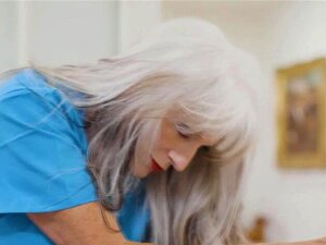 Die alten Frauen zärtliche Berührung, der Jake Adams nicht