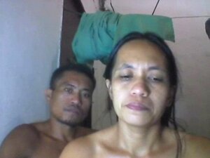PHILIPPINA MOM SHANELL DANATIL UND IHR FREUND VOR DER KAMERA.