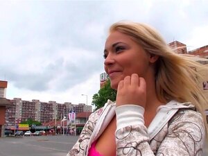 Tsjechische blonde met een geweldig stel tieten wordt betaald voor wat