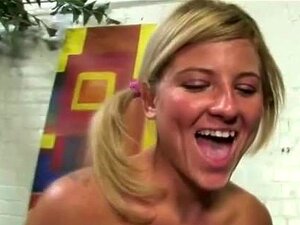 Cougar Alexandra Silk bringt ihrer schönen Stieftochter einen Fußjob