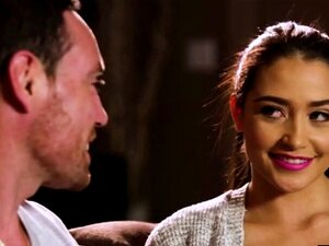 Große Ladung Schwanz knallt dünnes Mädchen. Nachdem sie vor einem