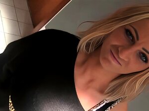 Die gelangweilte deutsche MILF bezirzt den Zeitungsjungen mit ihren