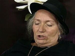 Oma snatch eten,