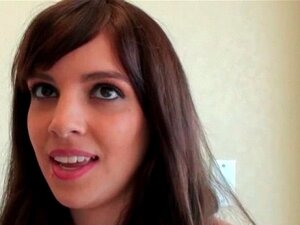 Zwei süße Süße reden darüber, für Geld zu ficken