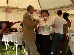 Große Titten im Zelt - Bluebird Films