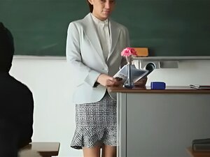 Jav Lehrerin mit großen Titten muss ungezogenen Schüler befriedigen