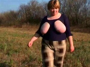 Fette Frau im Freien
