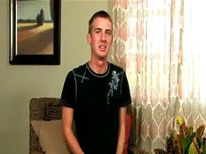 Аарон је врући свеж пастув који жели