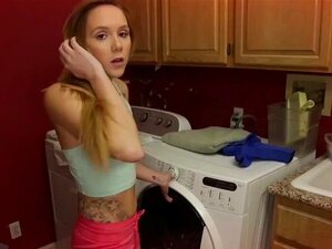 Sexy Stiefschwester wird vom Stiefbruder für eine Webcam-Show gefickt