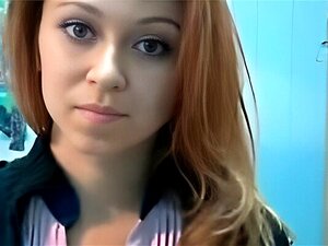 Sieh zu, wie eine attraktive blonde Süße in Strümpfen eine