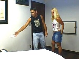 Blonde Schlampe bekommt den Schwanz, bevor sie ein Facial bekommt.