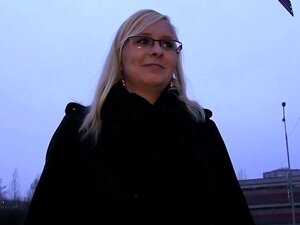 PublicAgent Outdoor-Ficken mit sexy Blondine mit Brille