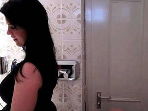 Tysk brunett sötnos knullar i badet med pojkvän