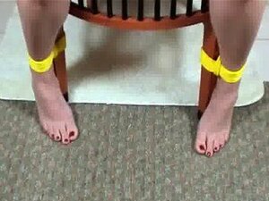 Angel Corte eng gefesselt mit gelben Seilen