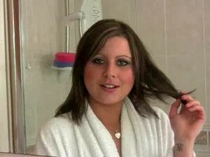 Behaarte Britin im Badezimmer