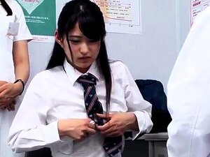 Ragazzina nera in sesso a tre uniforme al college