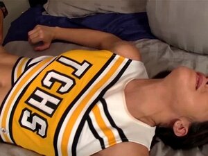 19 år gammel liten cheerleader knuller fyr. 19 år gammel liten