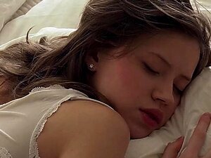 Süßes Mädchen mit kleinen Titten, Demida, genießt