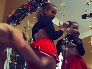Cheerleaderin schüttelt ihre Pom-Poms
