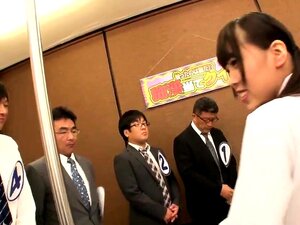 Lettipäinen japanilainen koulutyttö saa käyttää joukko miehiä