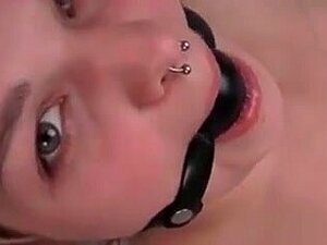 Una procace ragazza viene leccata nella figa in un trio lesbo piss