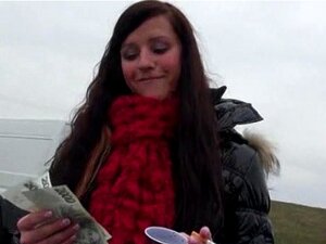 Die hübsche Eurobabe Morgan ist überzeugt, für Geld zu blitzen und