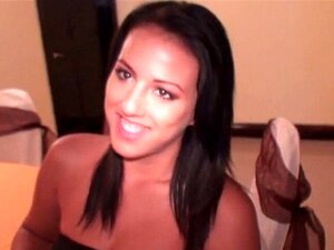 Sirena del sesso latina mostra le sue calde risorse davanti alla