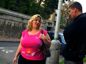 Isokyrpäinen laiha murtovaras panee valtavaa persettä plumper