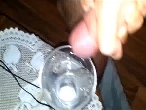 zehn dicke Spritzer heißen Spermas in einem Glas mit Zeitlupe