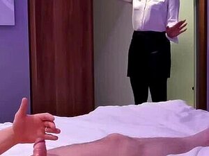 Deutsche blonde Süße Hotelmanagerin Sekretärin mit Brille wird vom