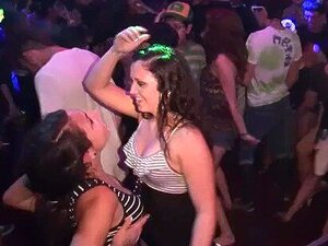 NACKTE COLLEGE-MÄDCHEN 86 - Szene 1