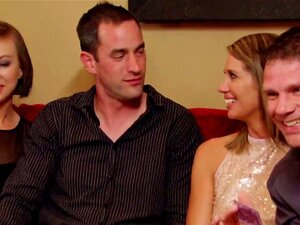 Zwei geile Mädels lutschen einen großen Schwanz im roten Raum in