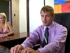 секси секретарица лупа по шефу,