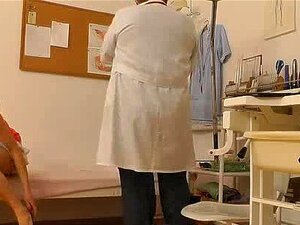 Dottoressa sporca che spia mentre ispeziona ragazze fresche,