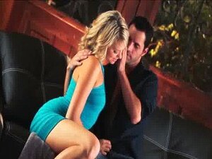 Mia Malkova hat leidenschaftlichen Sex mit ihrer Liebe auf der Couch