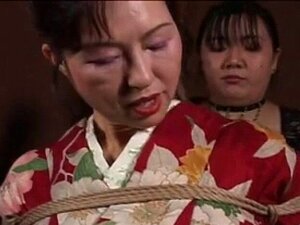 Japanische MILF im Kimono wird gefesselt. Japanische MILFS im Kimino