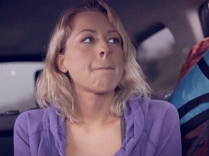 Kleine Süße wird für eine Fahrt von Fremden doppelt penetriert.