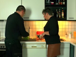 Erleben Sie die verbotenen Begierden einer älteren Frau, wenn sie der