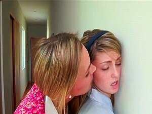 Geile blonde MILF wird geil beim Lecken