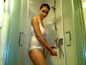 Busige Naturtalentin duscht mit weißem Hemd