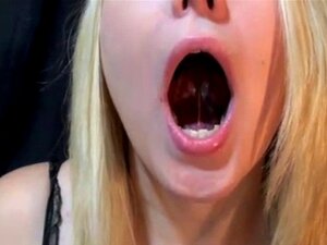 Blonde mit langer Zunge vor der Webcam