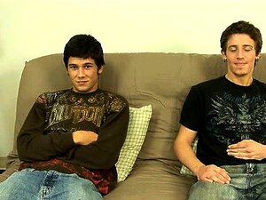 Drei hetero Jungs ficken und blasen für Geld