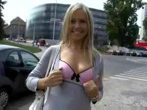 Une blonde amateur donne une super branlette publique