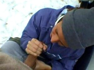 Blowjob im Schnee, heiße Braut lutscht Schwanz im Schnee mit einem