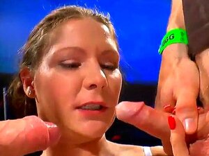 Schau dir an, wie die Stiefmutter richtig schön auf dem Schwanz