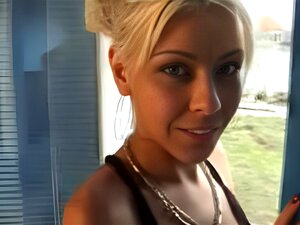 Nikki gibt einen tollen Blowjob in ihrer Küche, während draußen in