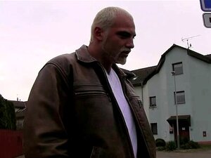 Iso kaveri opettaa hänelle homosuihinotto- ja panotaitoja