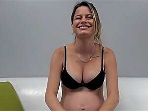 Sieh zu, wie eine schwangere Blondine ihren Freund verführt und